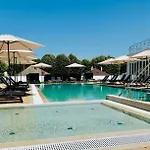 Ce Plaza Hotel 4*