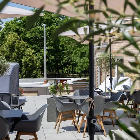 Ce Plaza Hotel 4*