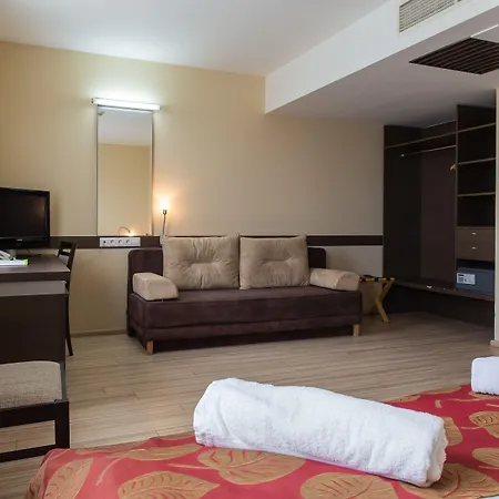 Ce Plaza Hotel 4*