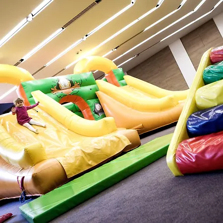 Ce Plaza Hotel 4*