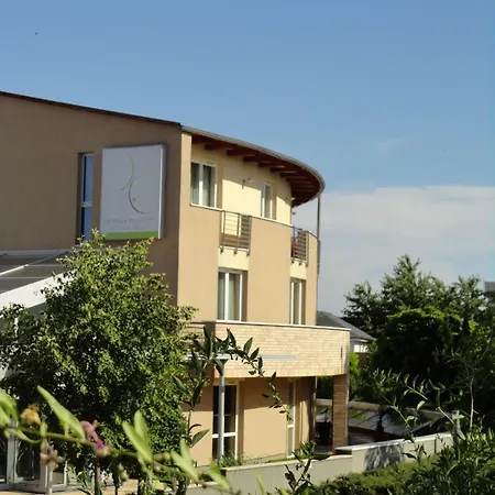 Ce Plaza Hotel 4*